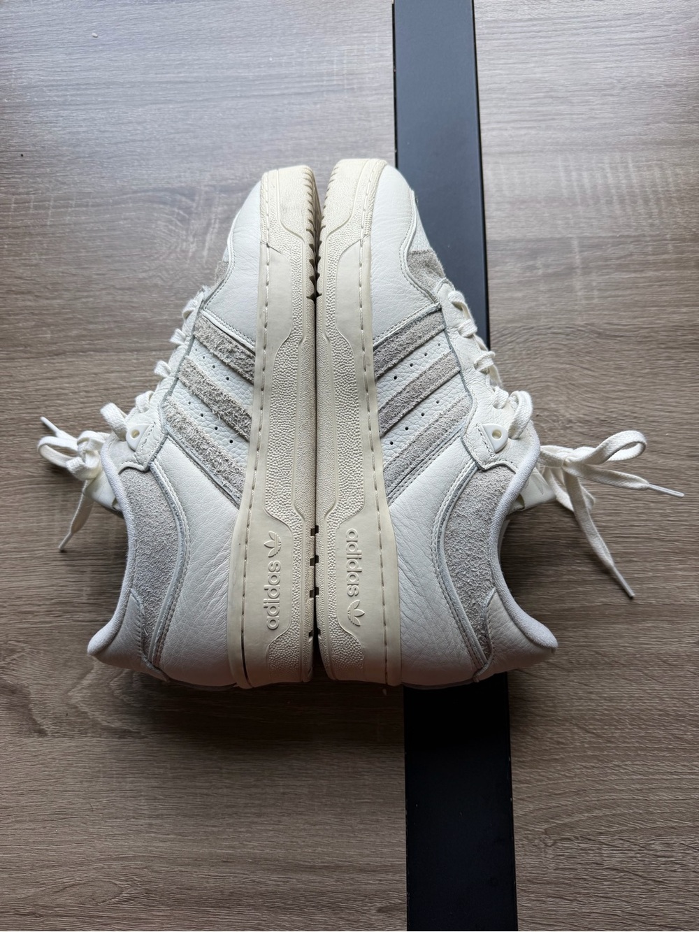 Adidas Cream White Classic Sneakers rivalry low 86